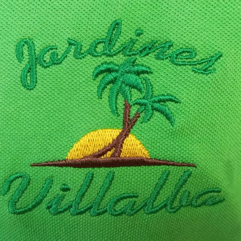 Polo verde con bordado multicolor en el pecho