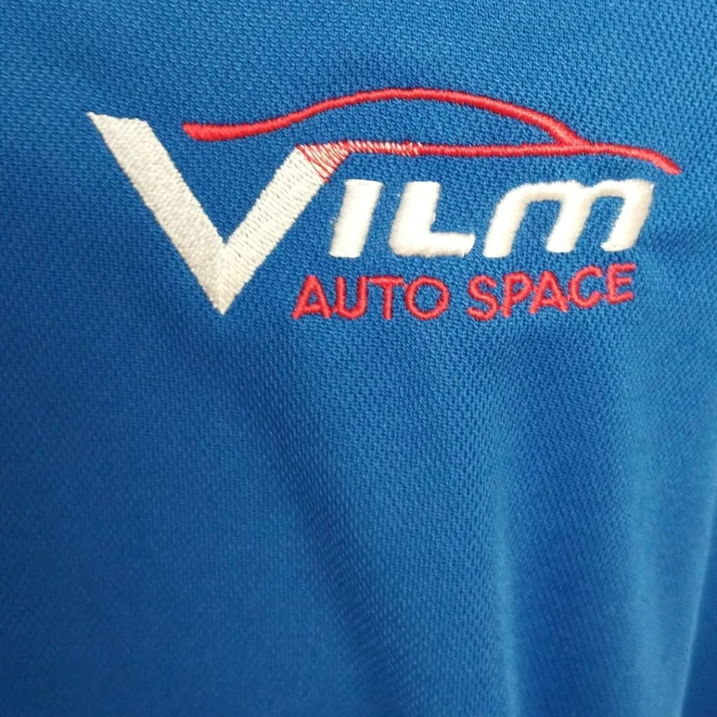 Polo azul con bordado de logotipo a dos colores en el pecho