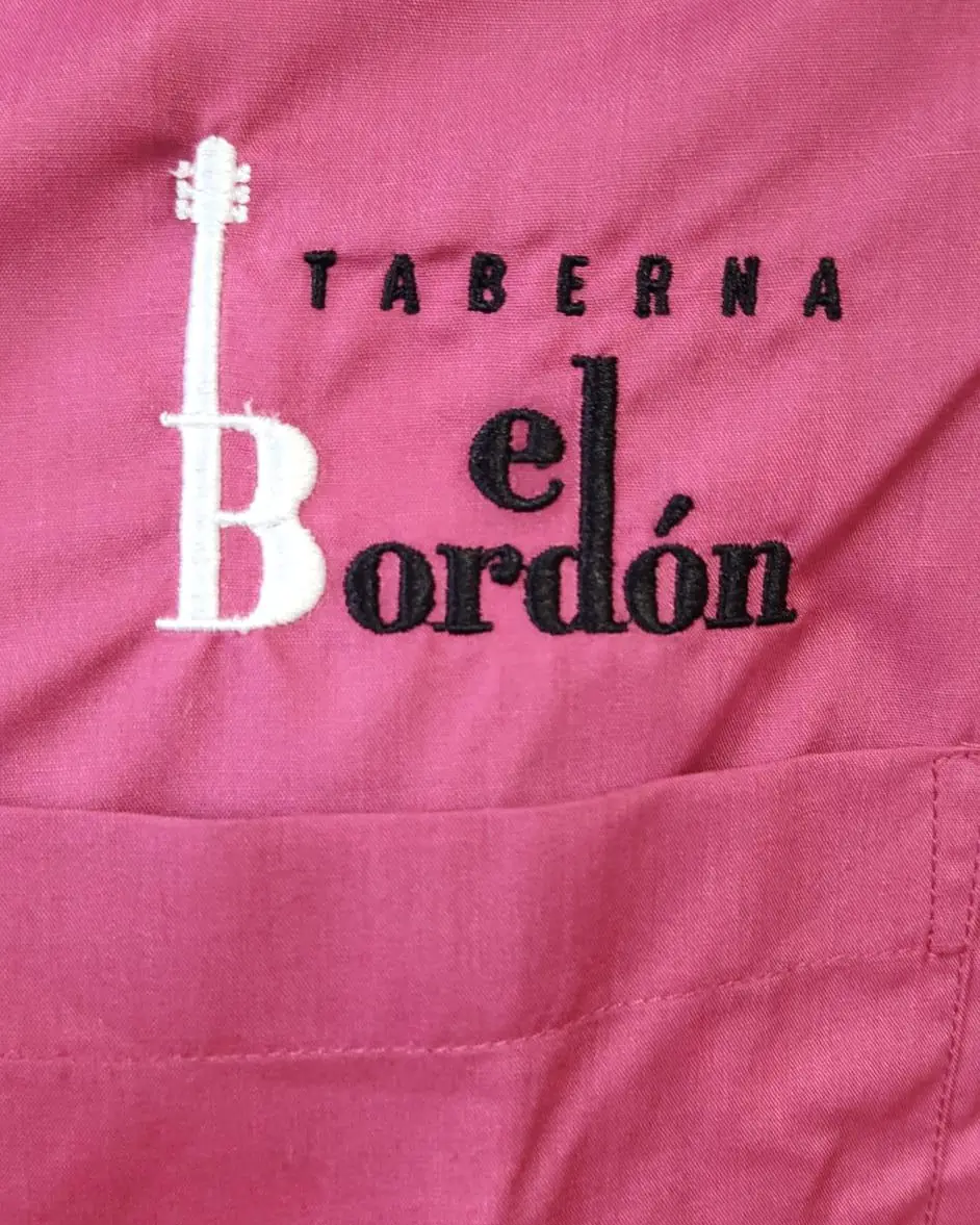 Camisa con logotipo bordado en el pecho izquierdo