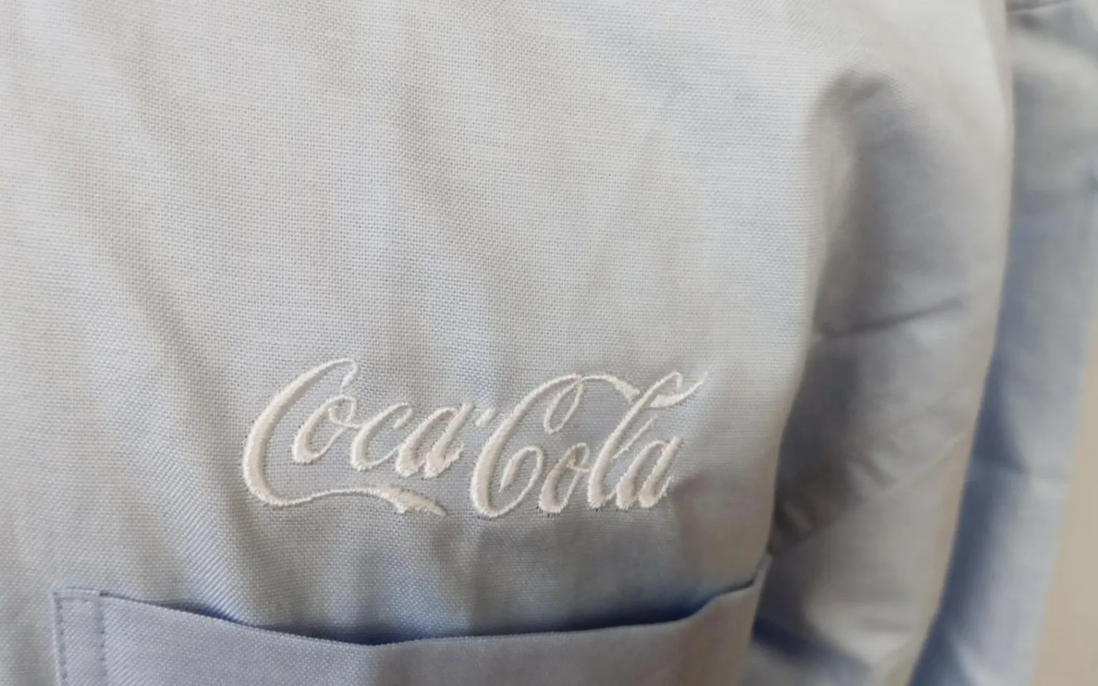 Camisa con logotipo bordado en el pecho izquierdo