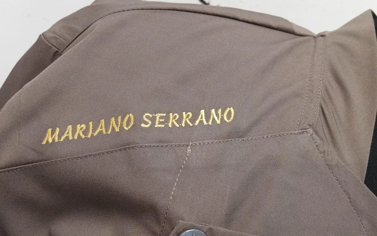 Chaqueta con logotipo bordado en cuello