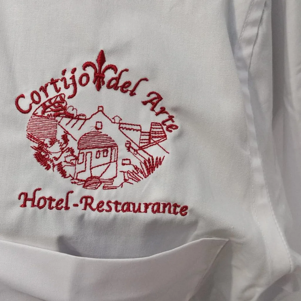 Camisa con logotipo bordado en el pecho izquierdo