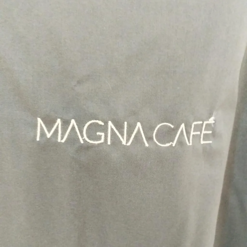 Camisa con logotipo bordado en el pecho izquierdo