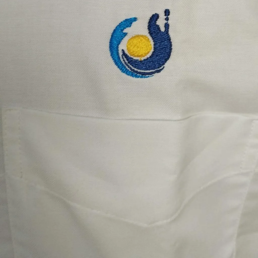 Camisa con logotipo bordado en el pecho izquierdo