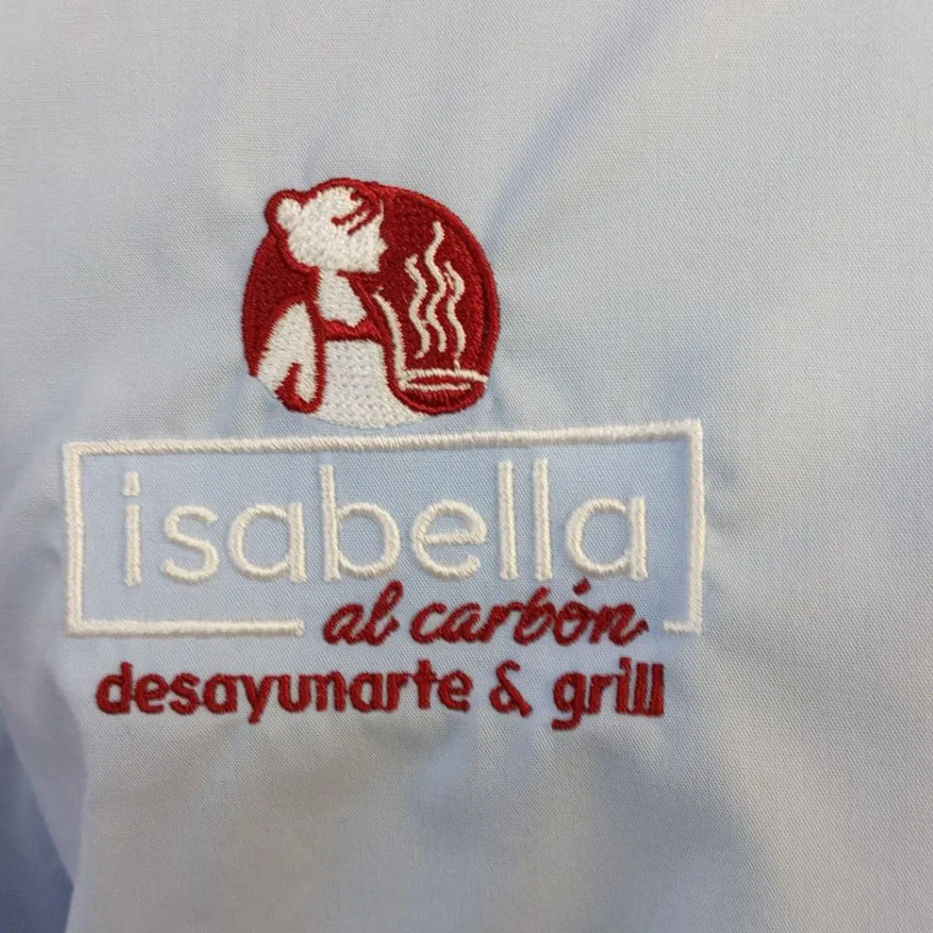 Camisa con logotipo bordado en el pecho derecho