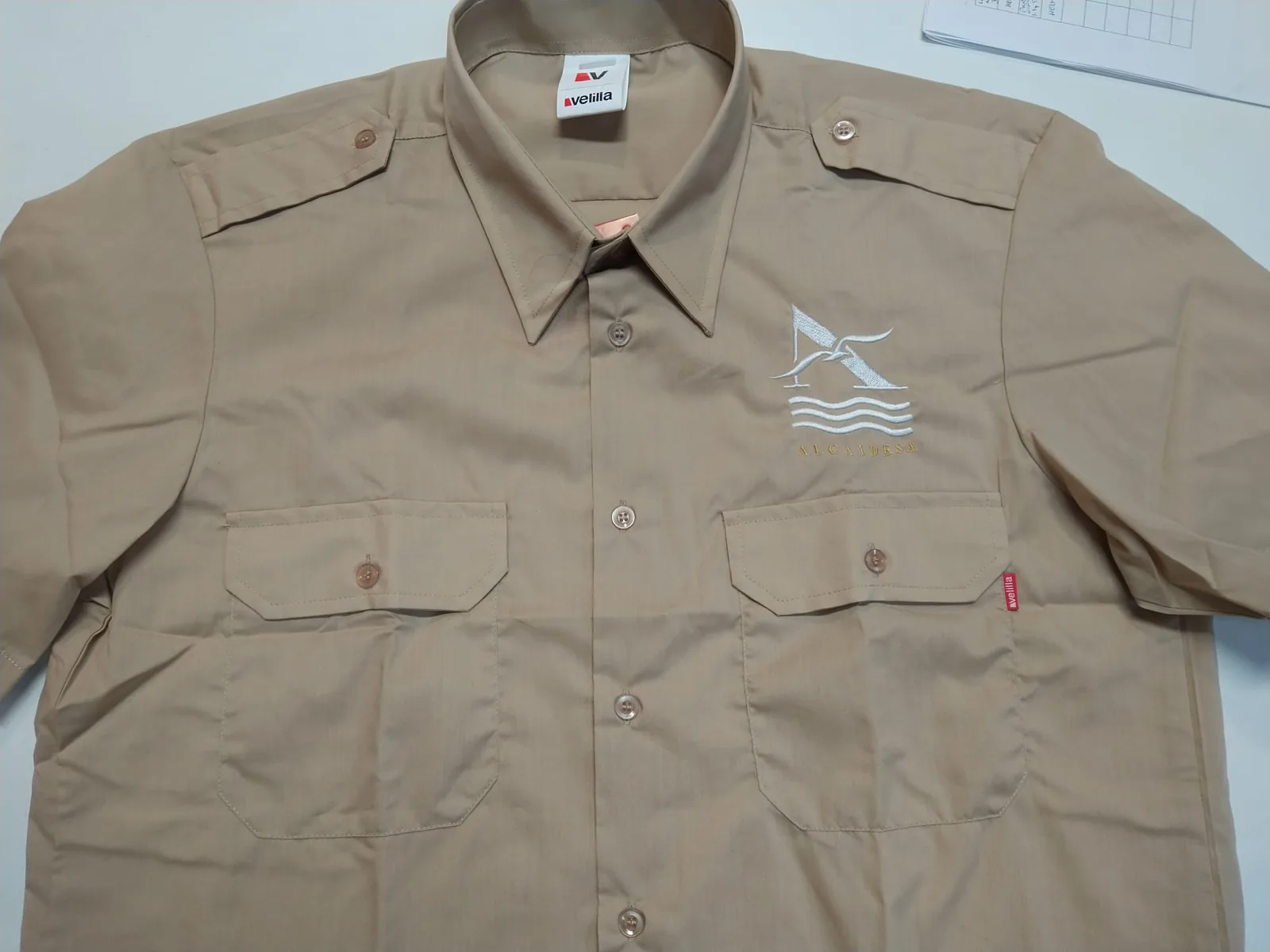 Camisa con logotipo bordado en el pecho izquierdo