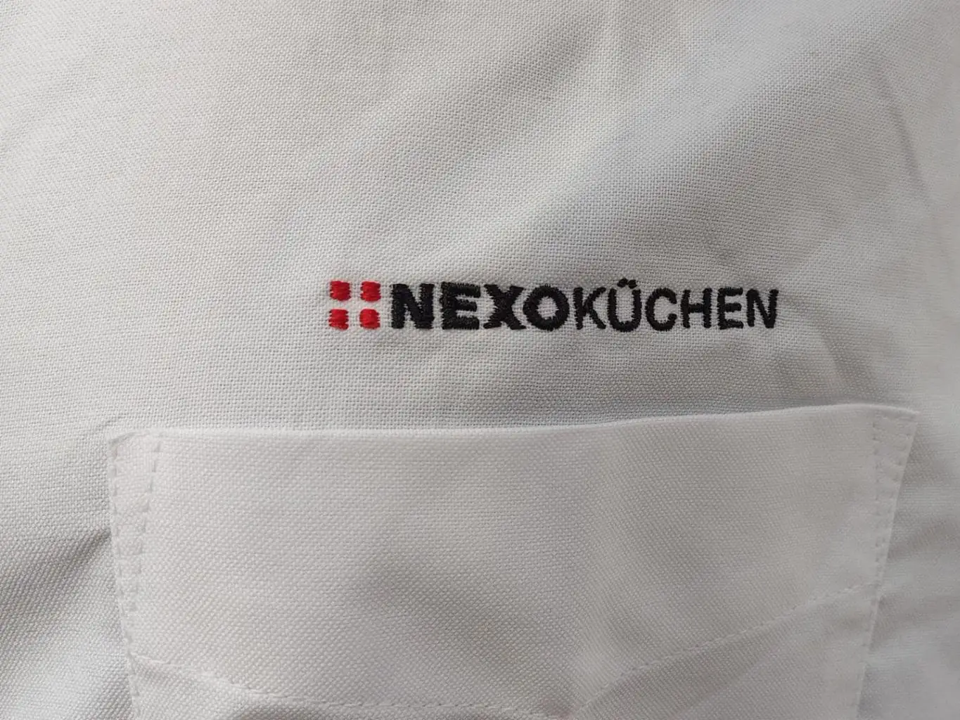 Camisa con logotipo bordado en pecho izquierdo