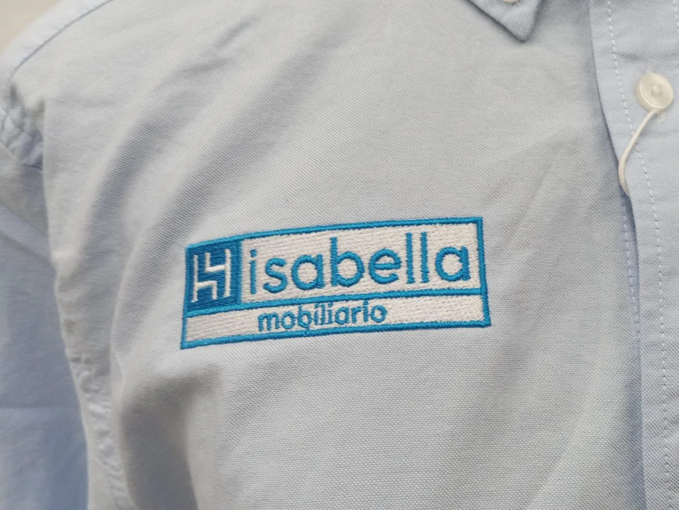 Camisa con logotipo bordado en pecho derecho