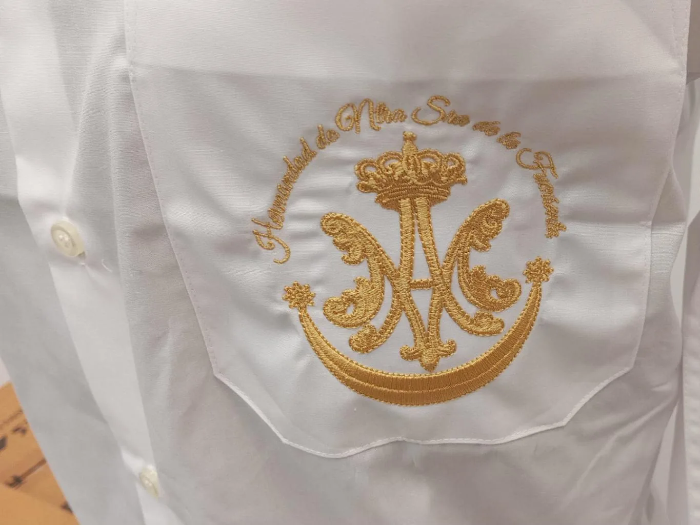 Camisa con logotipo bordado en bolsillo