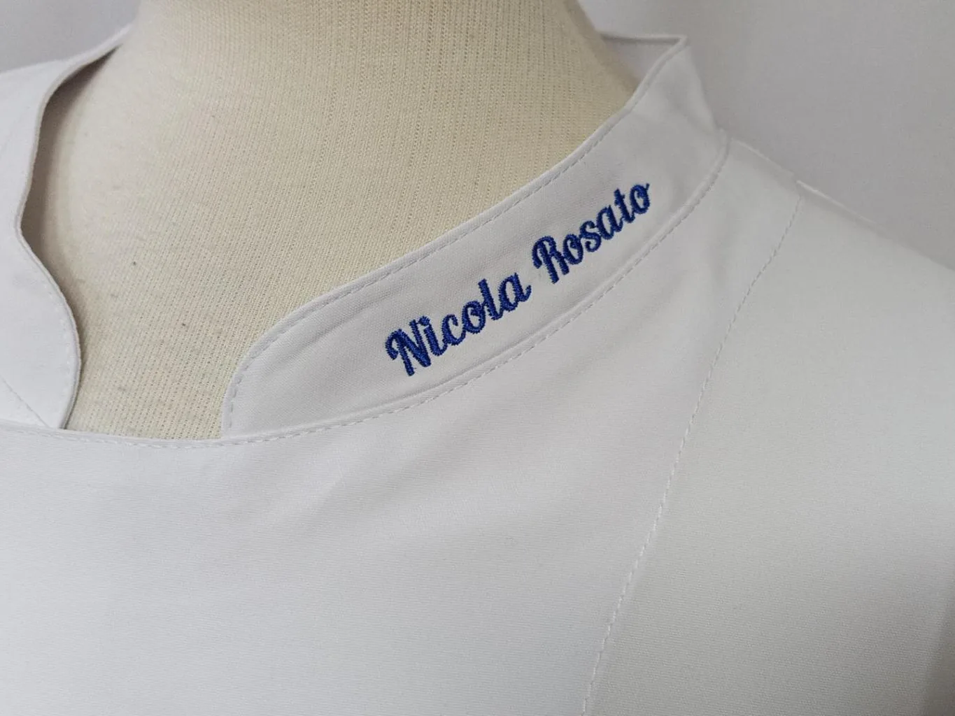 Chaqueta con logotipo bordado en cuello o tapeta