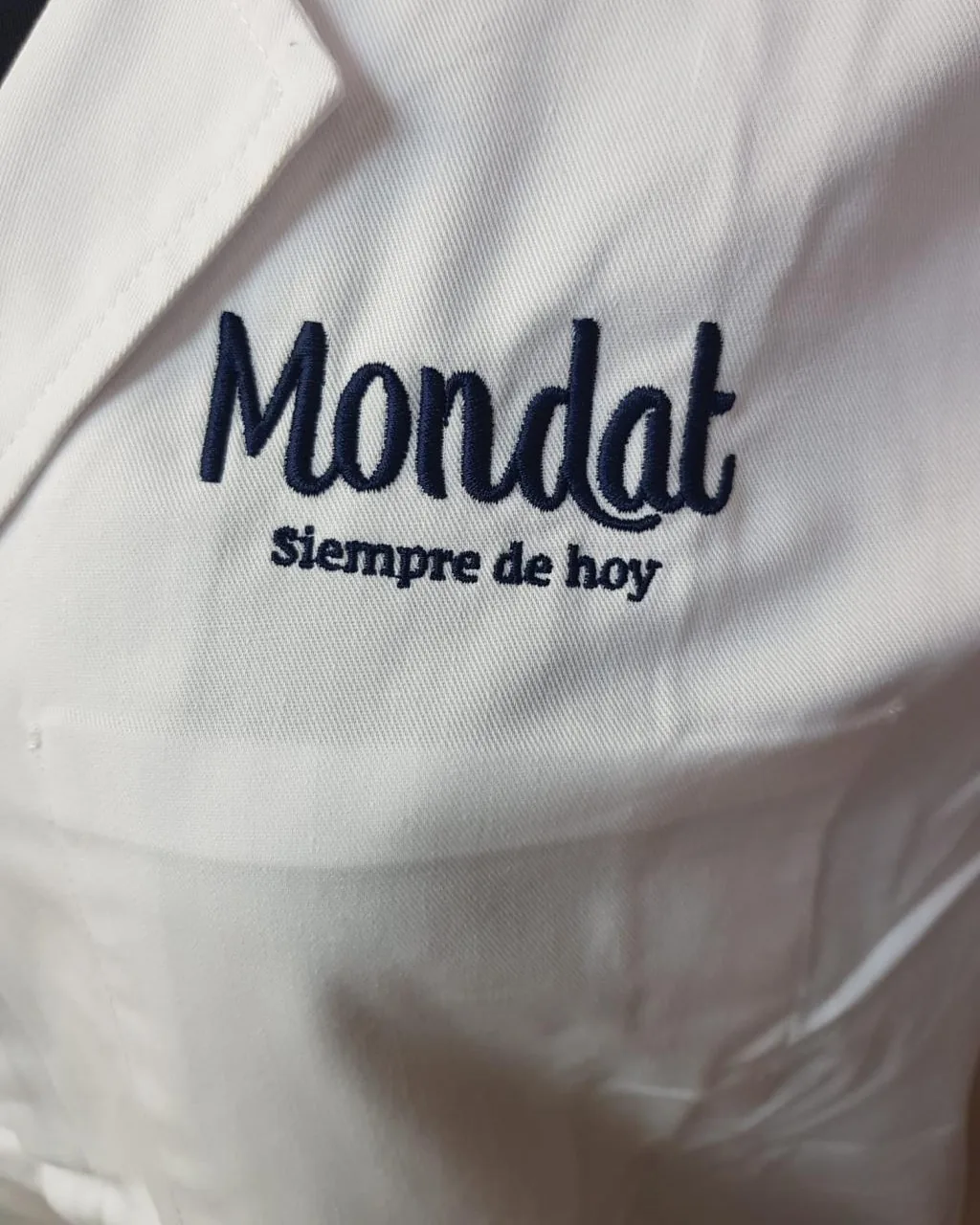 Bata con logotipo bordado en el pecho izquierdo