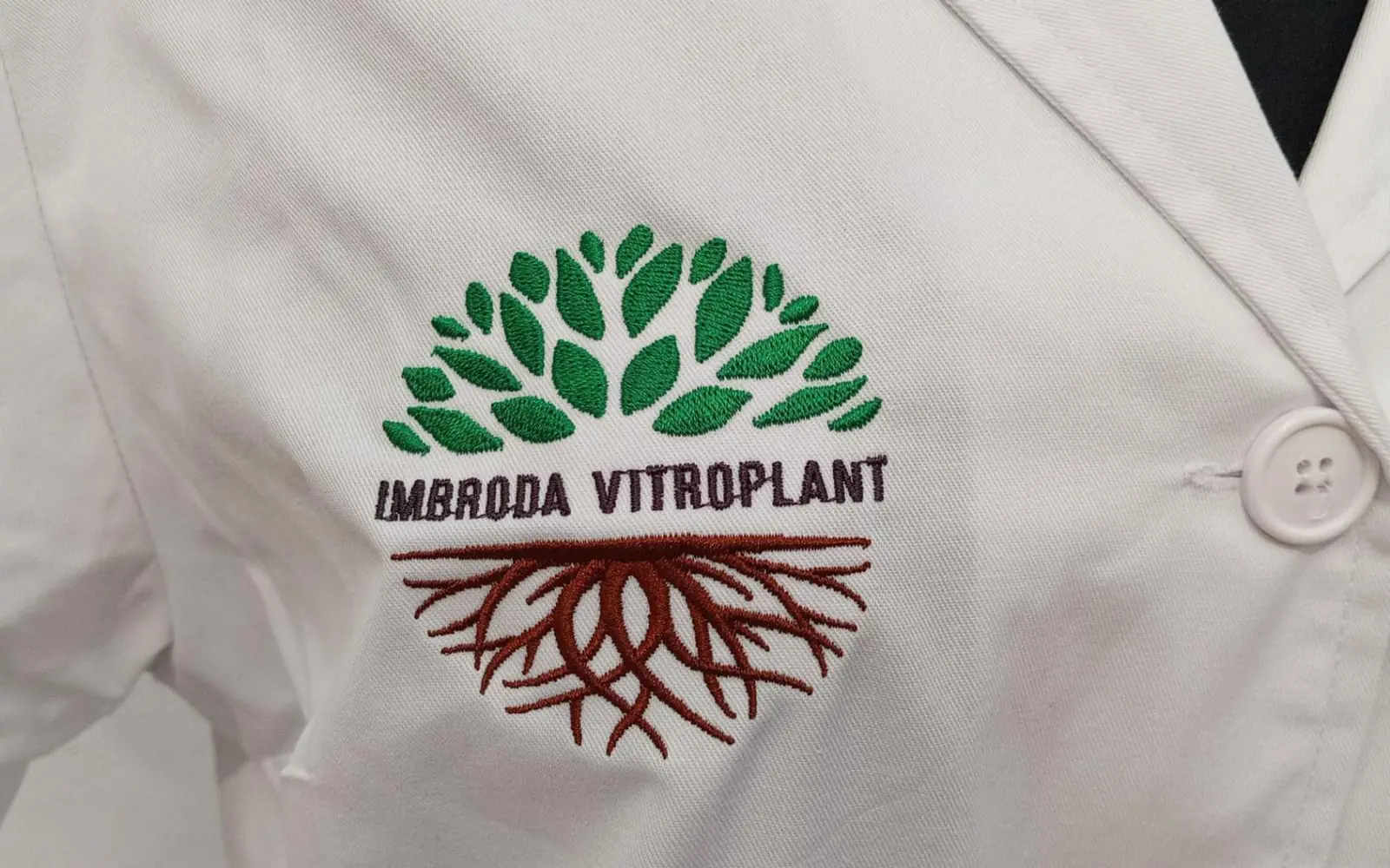 Bata con logotipo bordado en el pecho derecho