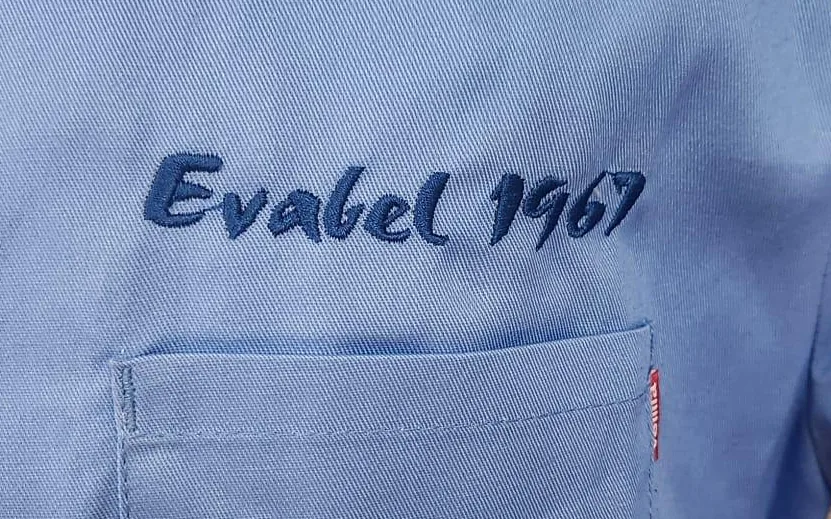 Bata con logotipo bordado en el pecho izquierdo