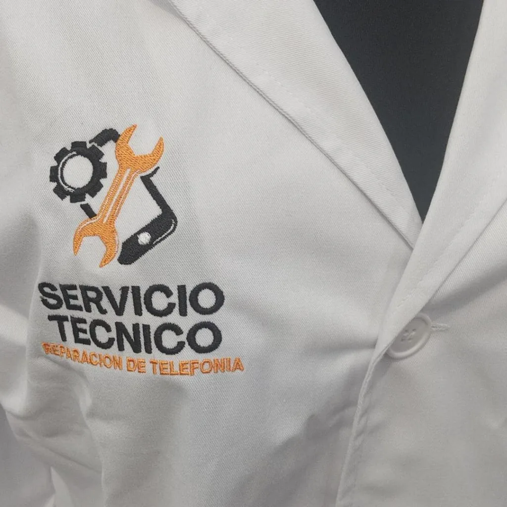 Bata con logotipo bordado en el pecho derecho