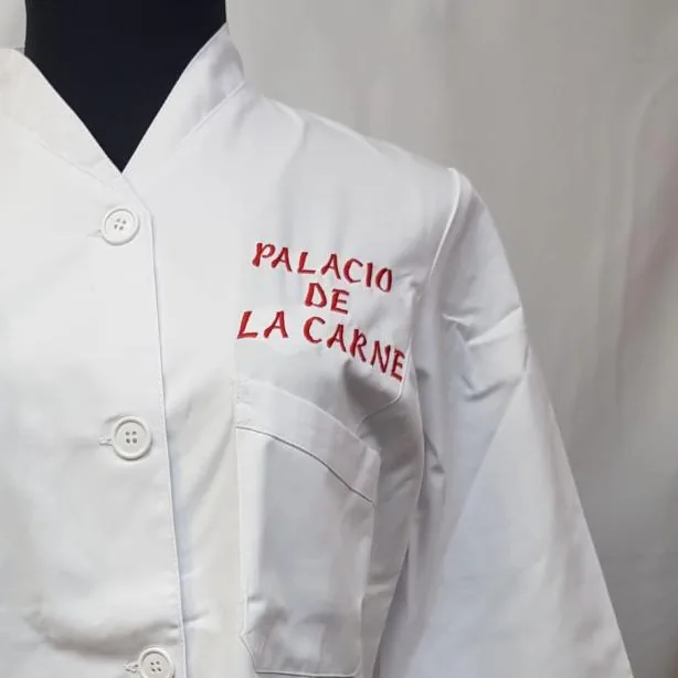 Bata con logotipo bordado en el pecho izquierdo