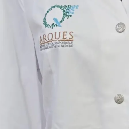 Bata con logotipo bordado en el pecho derecho