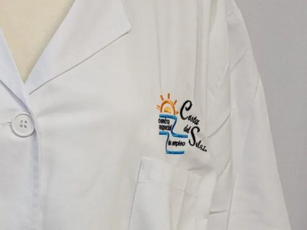 Bata con logotipo bordado en pecho izquierdo