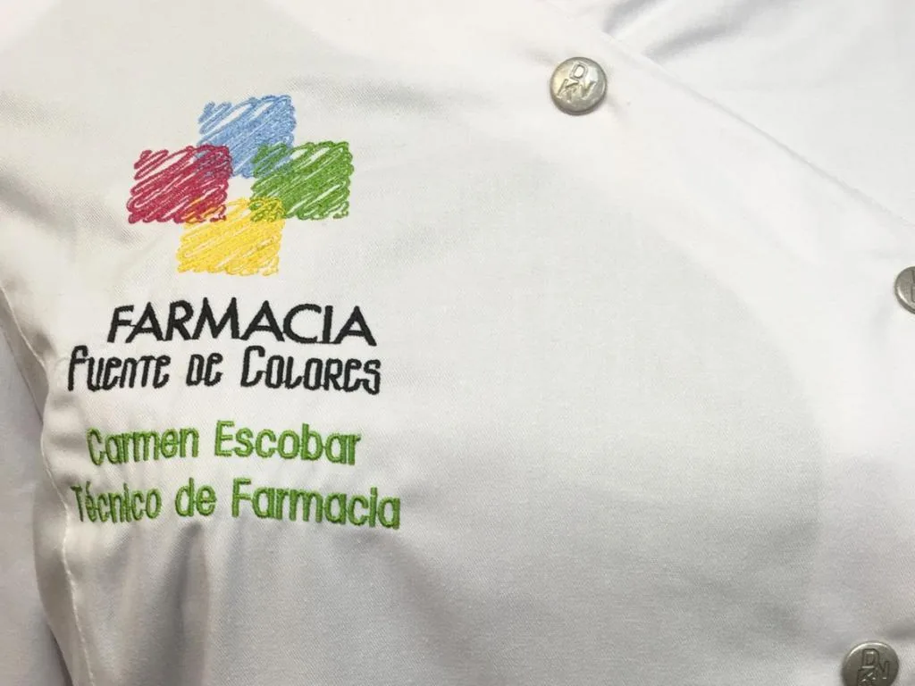 Bata con logotipo bordado en bajo el logo