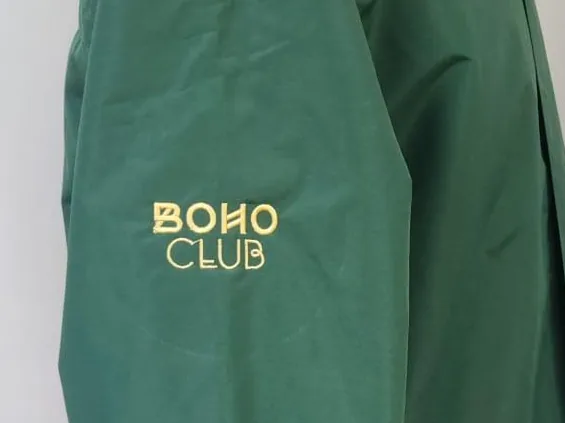 Parka con logotipo bordado en manga