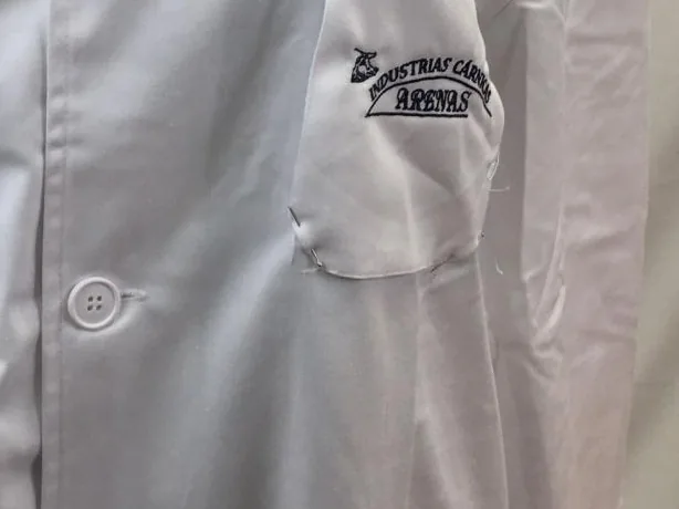 Bata con logotipo bordado en bolsillo