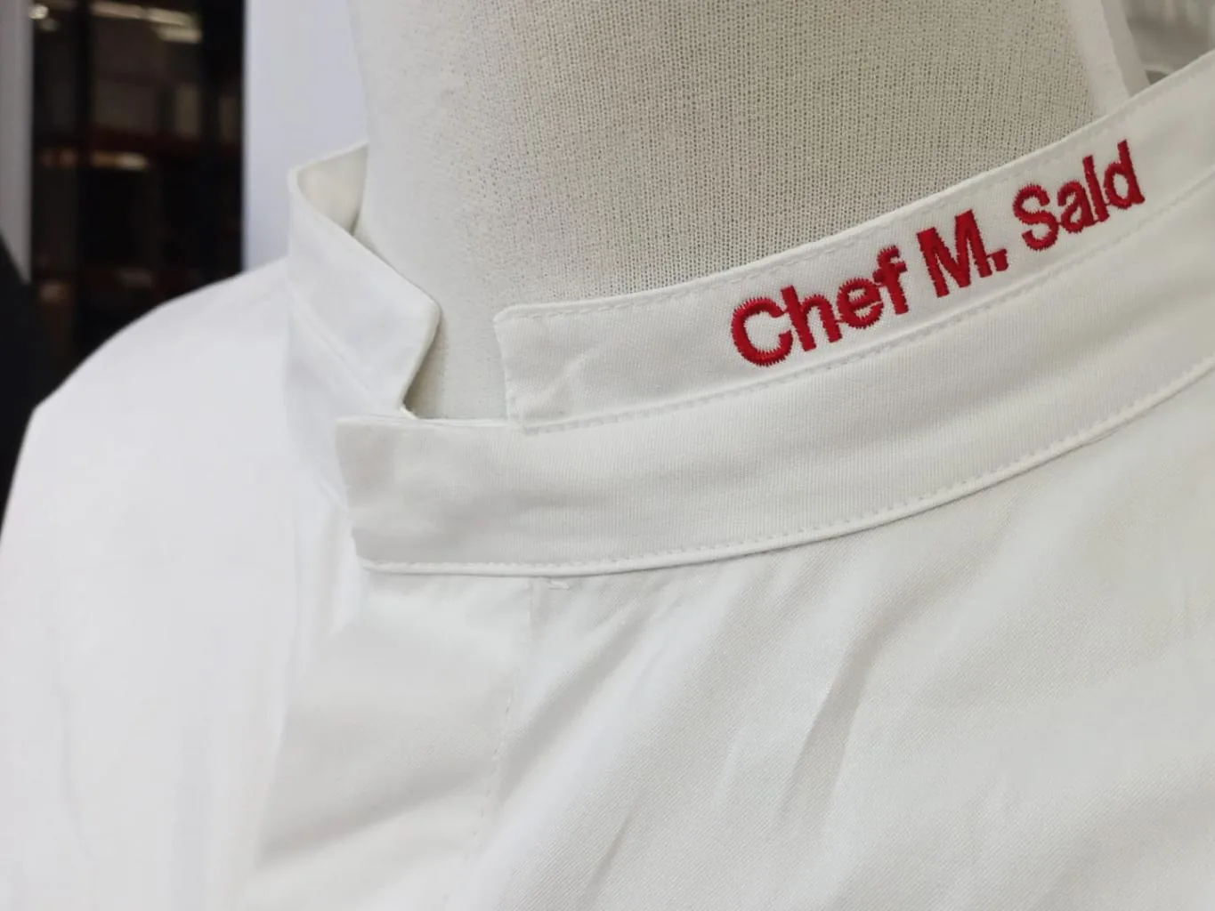 Polo con logotipo bordado en cuello