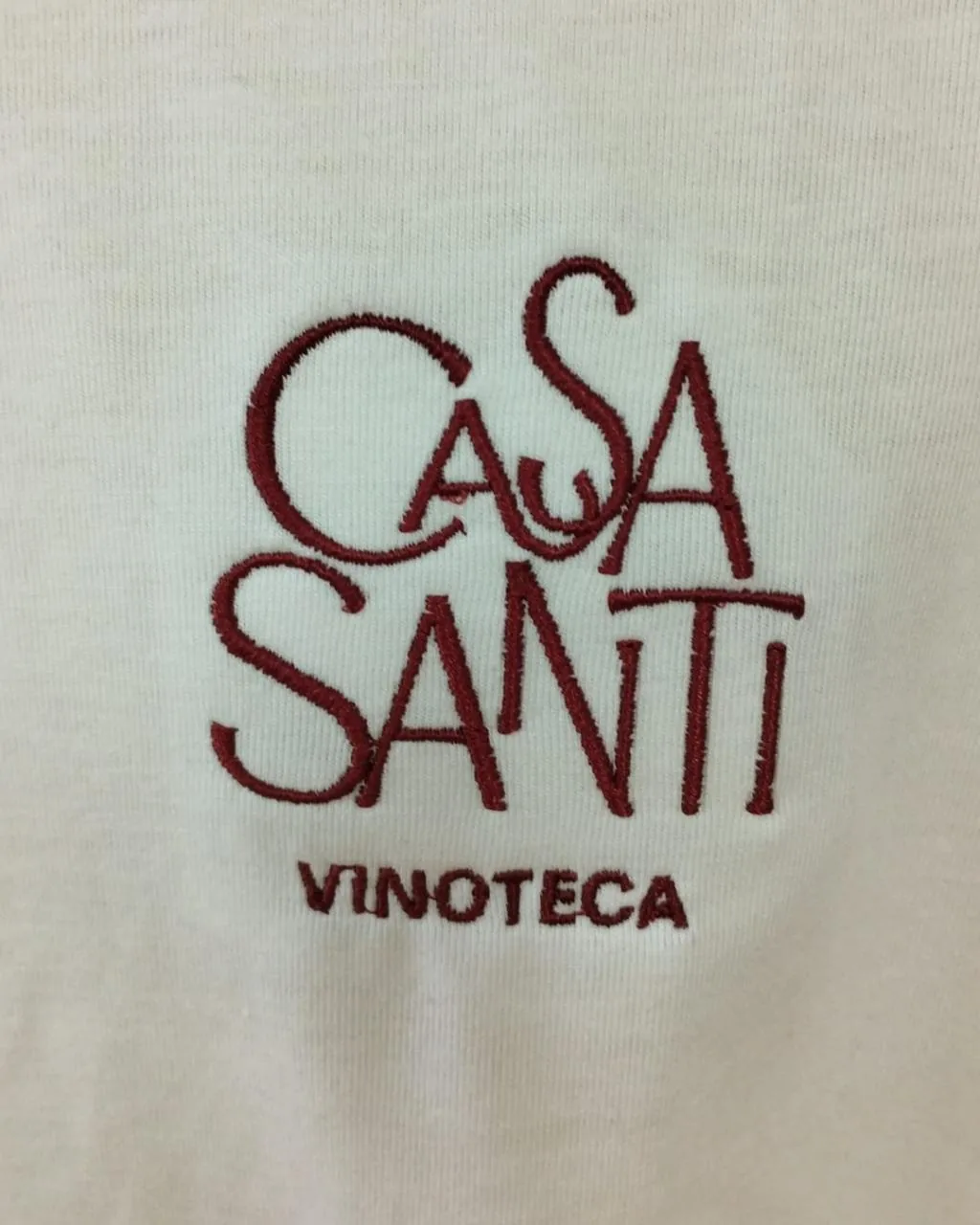 Camiseta con logotipo bordado en el pecho izquierdo