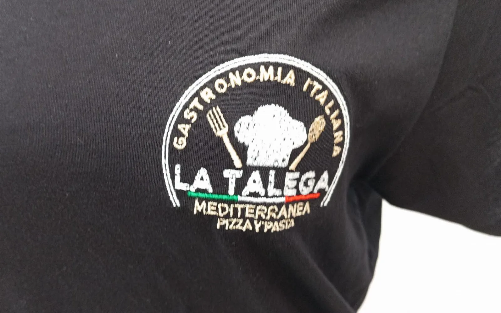 Camiseta con logotipo bordado en el pecho izquierdo