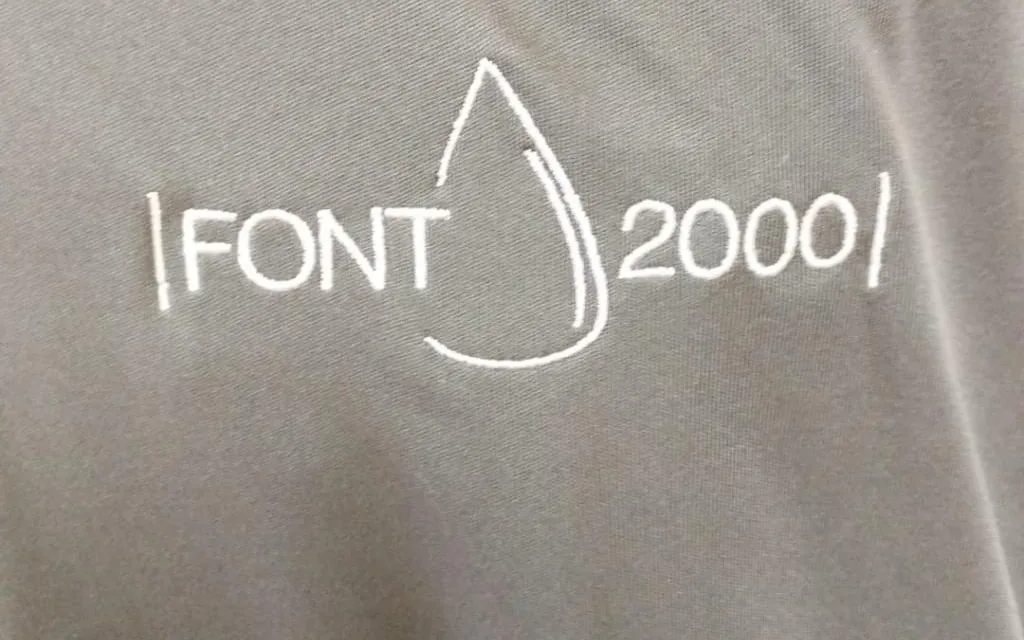 Camiseta con logotipo bordado en el pecho izquierdo