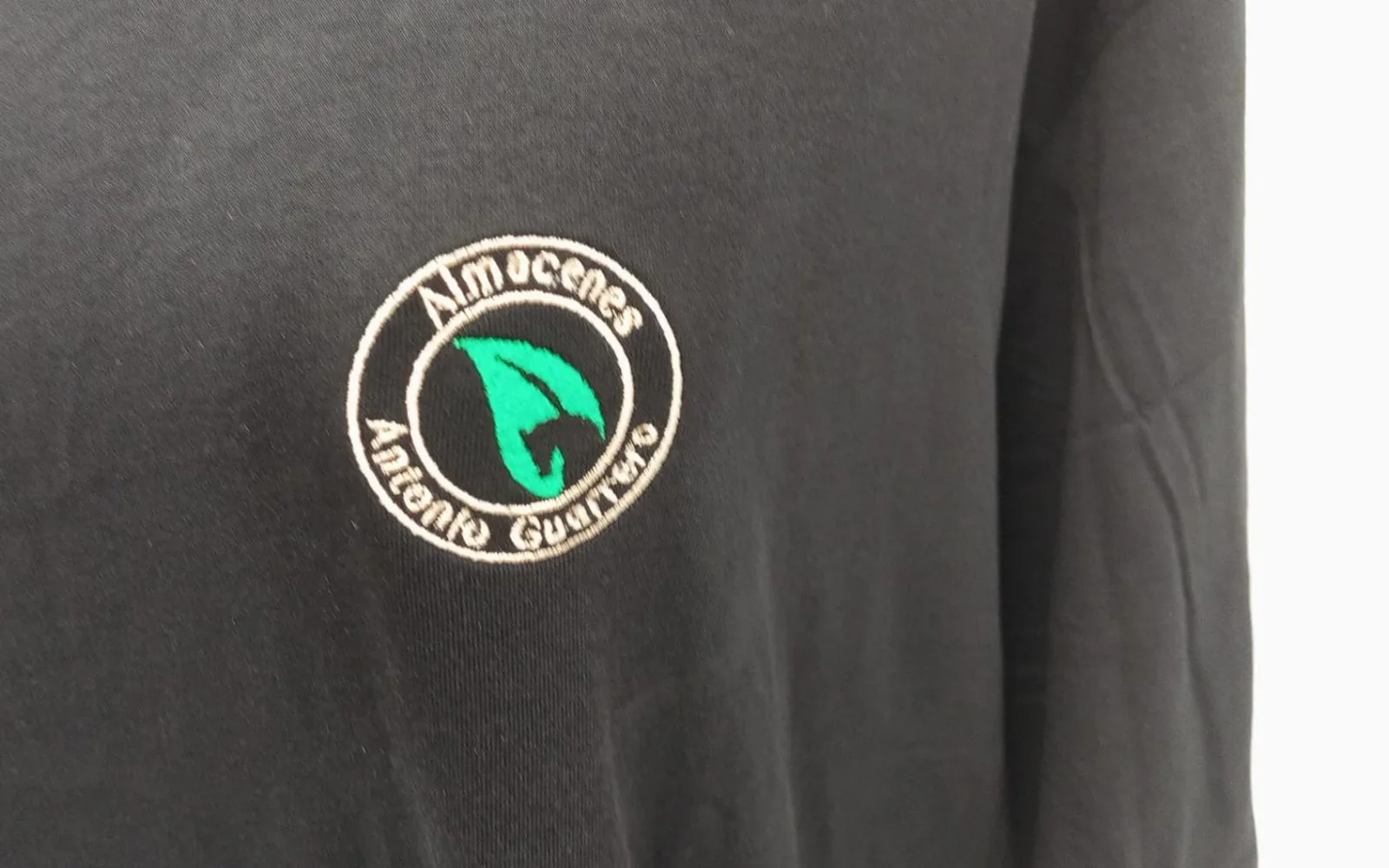 Camiseta con logotipo bordado en el pecho izquierdo