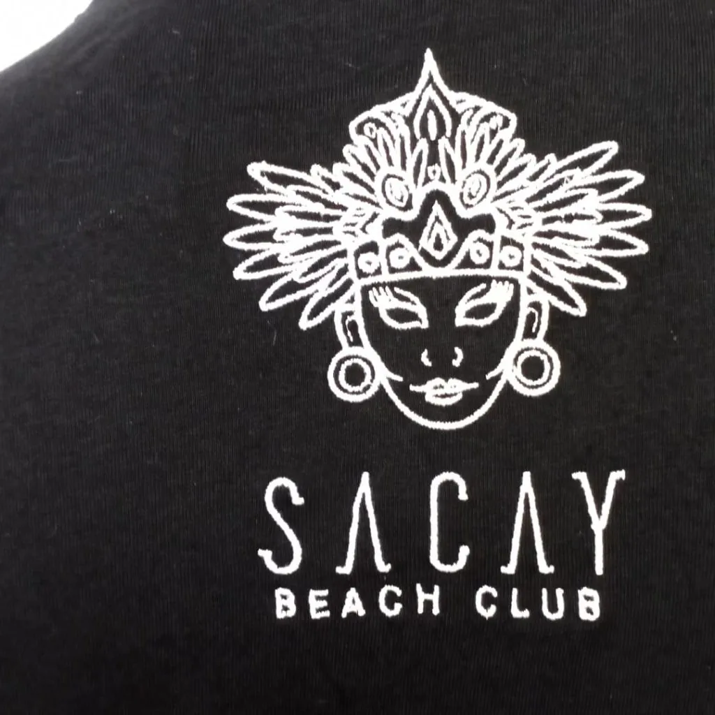 Camiseta con logotipo bordado en la nuca
