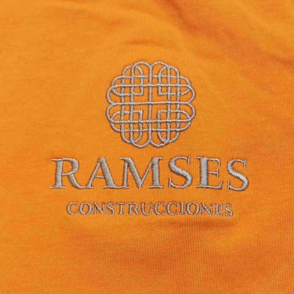 Camiseta con logotipo bordado en el pecho izquierdo