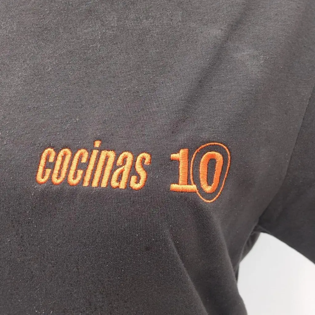 Camiseta con logotipo bordado en el pecho izquierdo