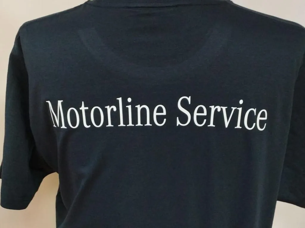 Camiseta con logotipo bordado en el centro