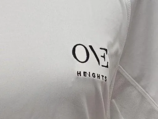 Camiseta con logotipo bordado en pecho izquierdo