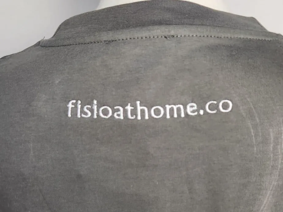 Camiseta con logotipo bordado en nuca o etiqueta interior