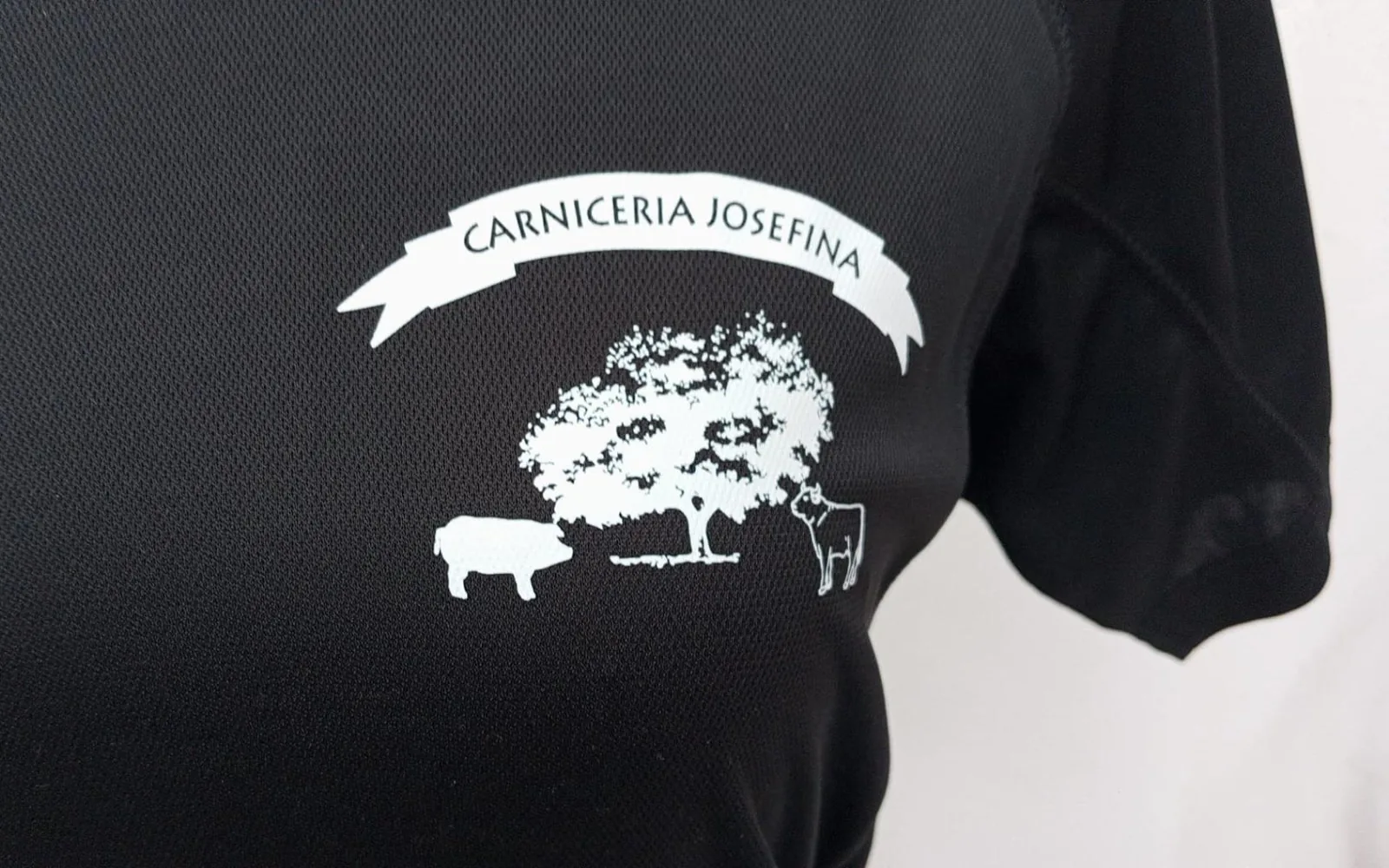 Camiseta con logotipo estampado en DTF en el pecho izquierdo