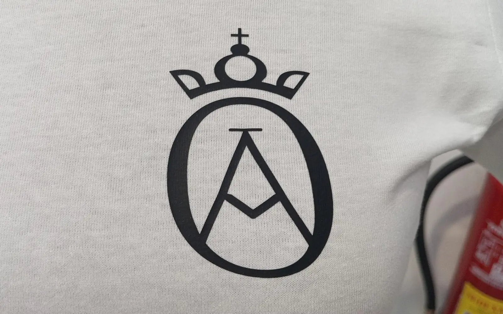 Camiseta con logotipo estampado en DTF en el pecho izquierdo