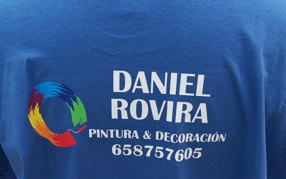Camiseta con logotipo estampado en DTF en el centro