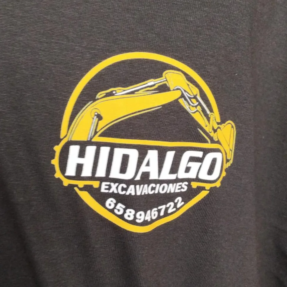 Camiseta con logotipo estampado en DTF en el pecho izquierdo