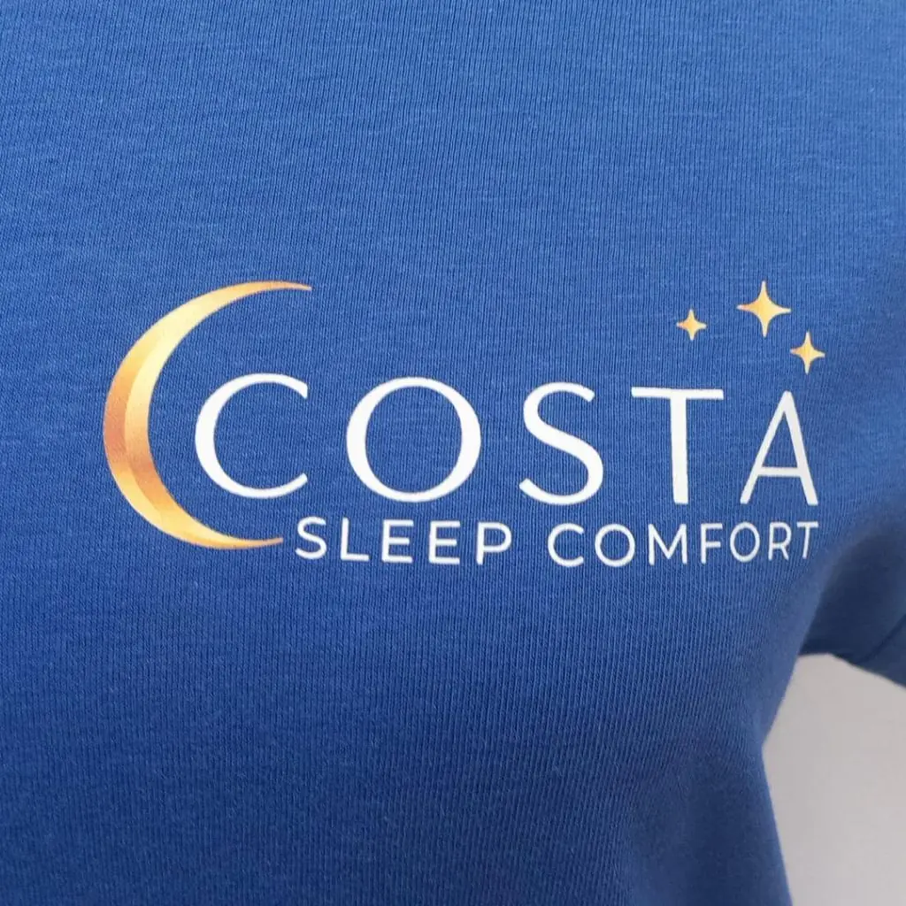 Camiseta con logotipo estampado en DTF en el pecho izquierdo