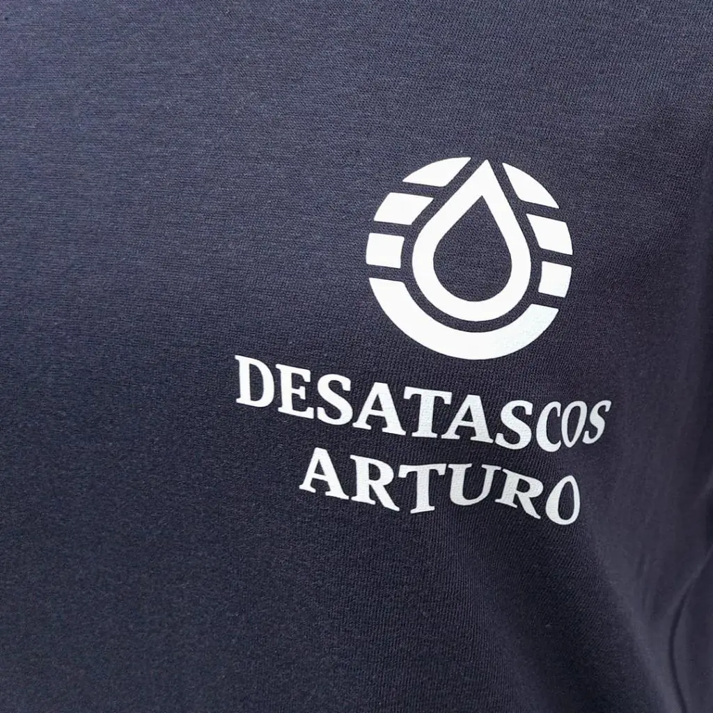 Camiseta con logotipo estampado en DTF en el pecho izquierdo