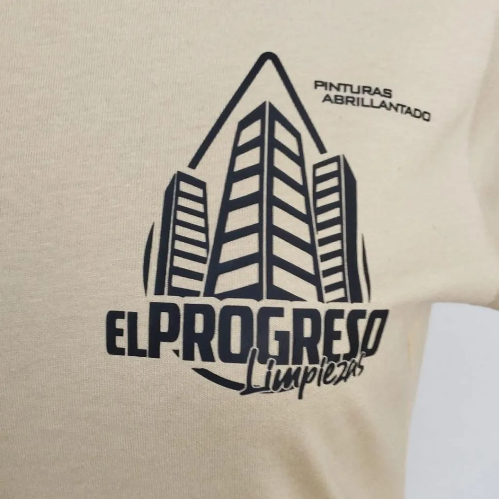 Camiseta con logotipo estampado en DTF en el pecho izquierdo