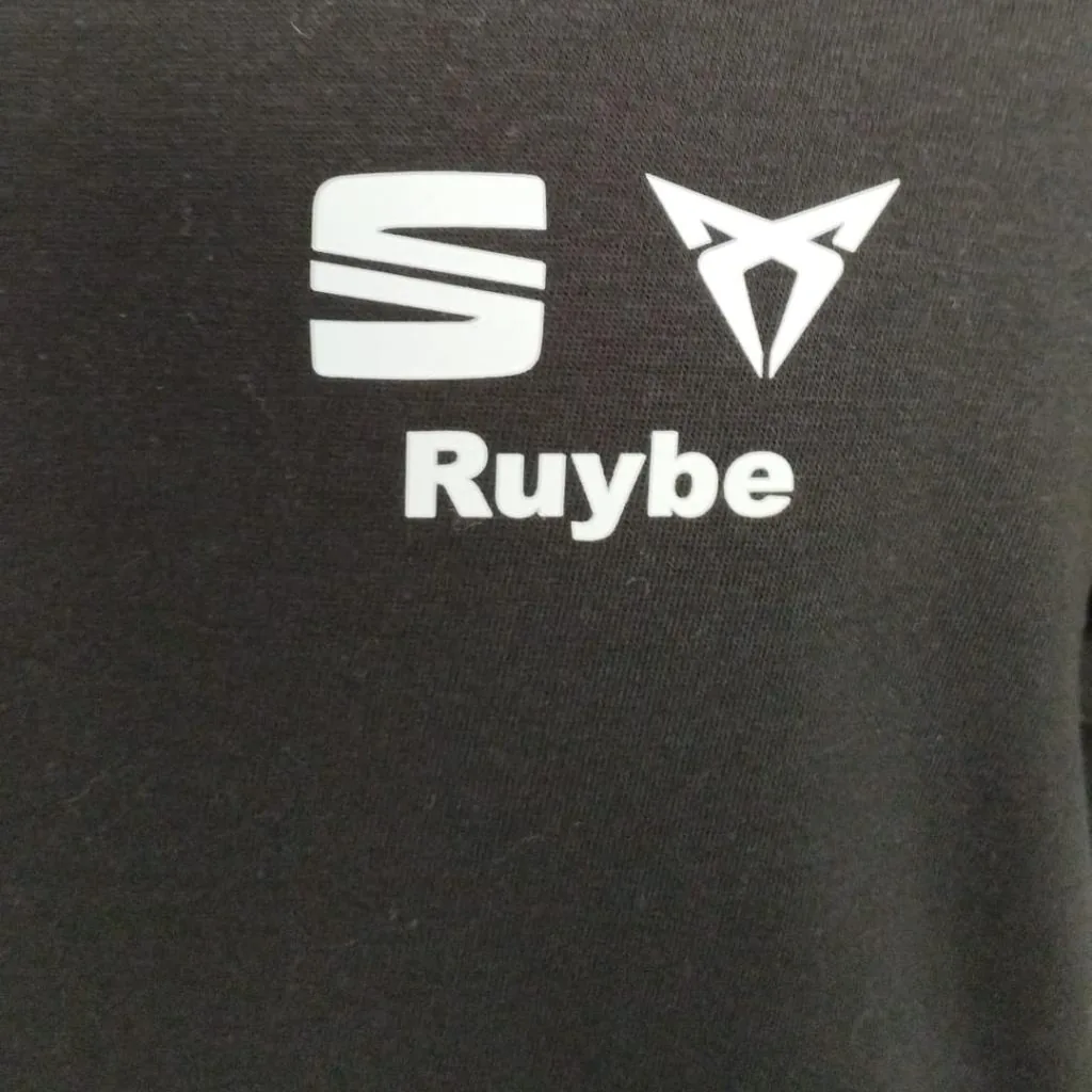 Camiseta con logotipo estampado en DTF en el pecho izquierdo