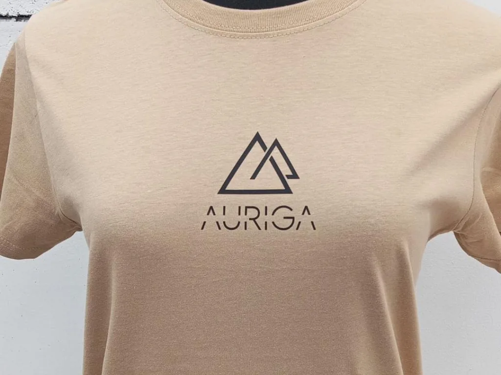 Camiseta con logotipo estampado en DTF en el centro