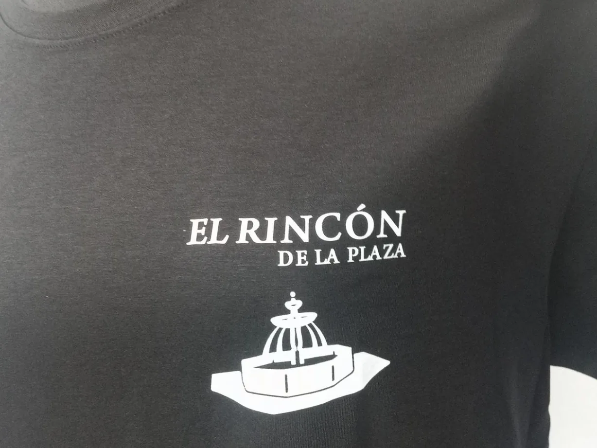 Camiseta con logotipo estampado en DTF en pecho izquierdo