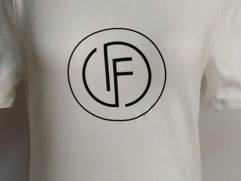 Camiseta con logotipo estampado en DTF en frontal centrado