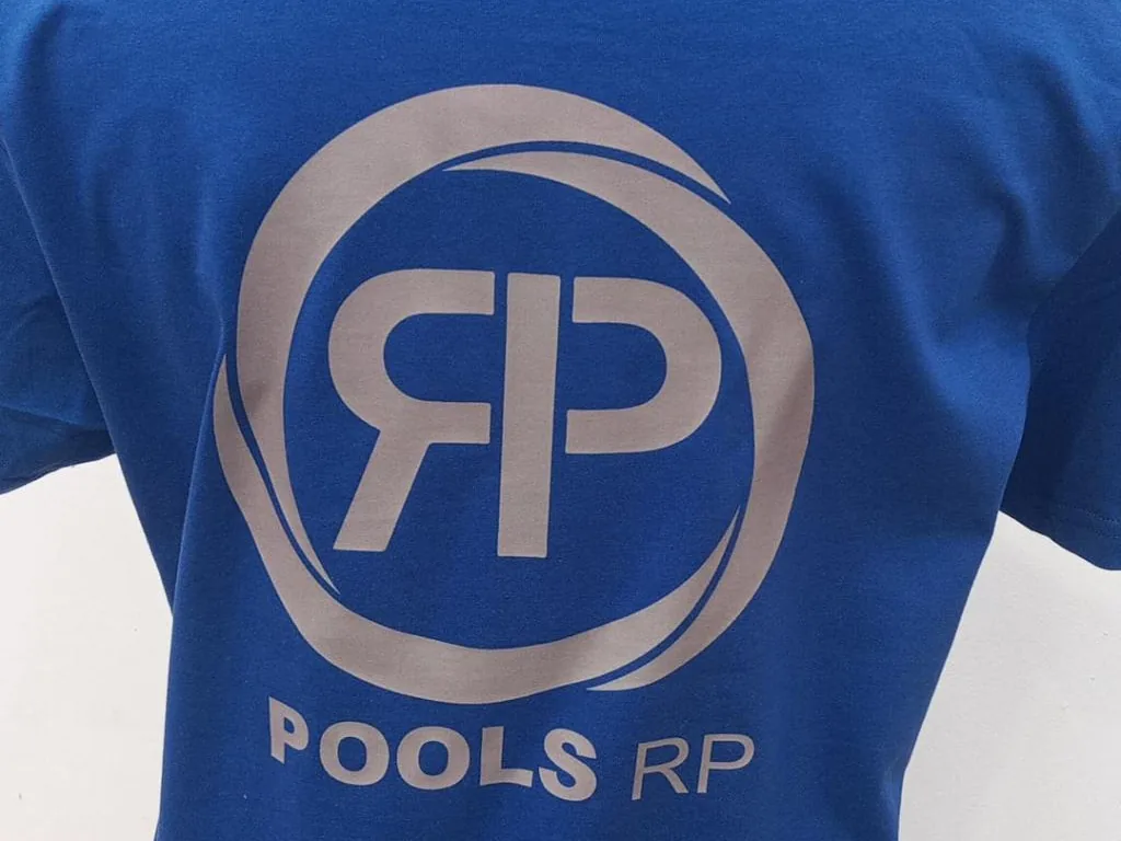 Camiseta con logotipo estampado en DTF en espalda completa