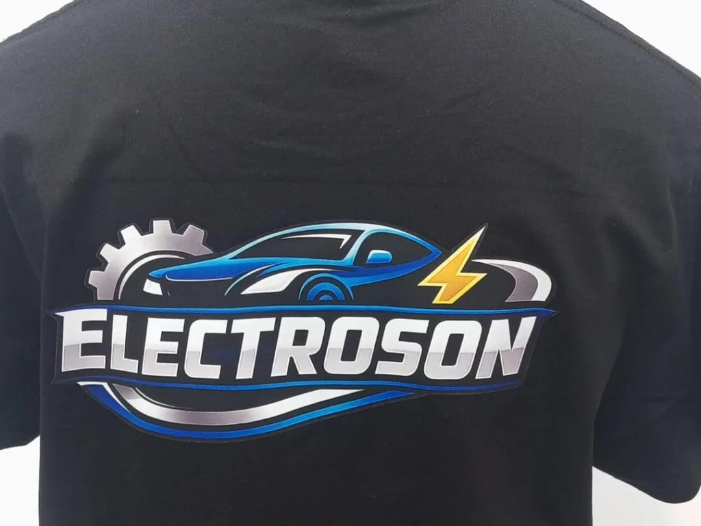Camiseta con logotipo estampado en DTF en espalda alta