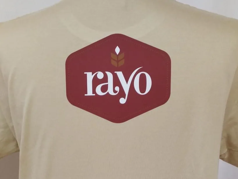 Camiseta con logotipo estampado en DTF en nuca o etiqueta interior
