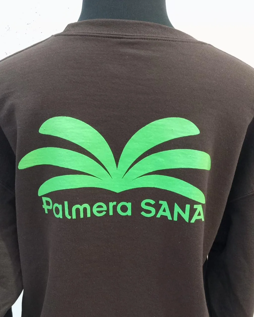 Camiseta con logotipo serigrafiado en el centro